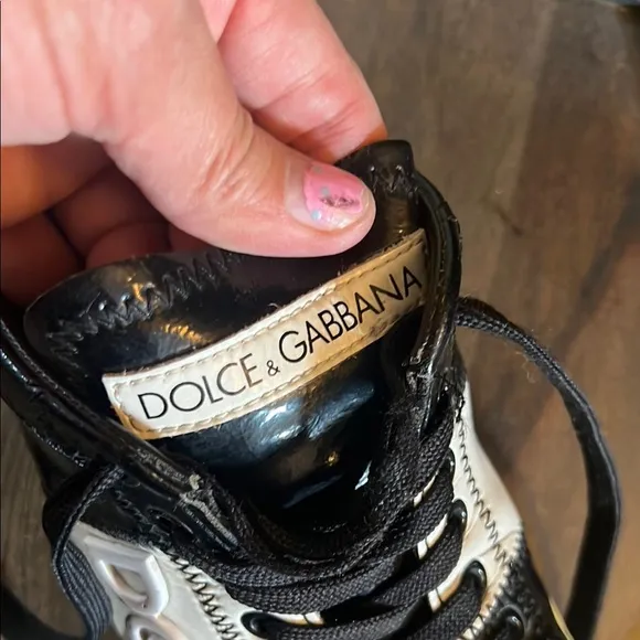 🛑 1 hour sale. Dolce &amp; Gabbana Black and White saddle Shoes (sneakers)