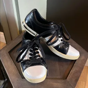 🛑 1 hour sale. Dolce &amp; Gabbana Black and White saddle Shoes (sneakers)