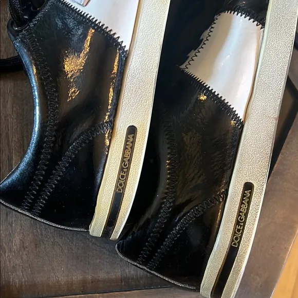 🛑 1 hour sale. Dolce &amp; Gabbana Black and White saddle Shoes (sneakers)