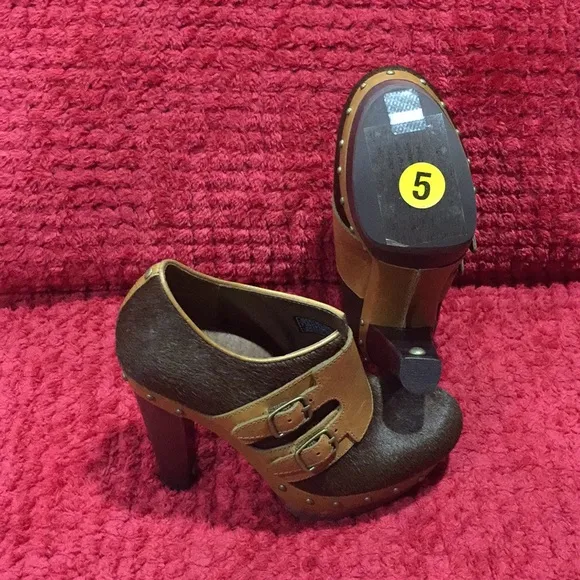 ❤️ UGG ❤️ COLLECTION LIMITED EDITION LUXURY STYLISH BROWN SHOES .