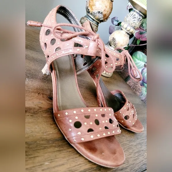 $360 Stuart Weitzman Luxury Circular Stud Nappa Leather Kitten Heel Shoes 7