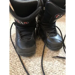 5150 Size 6 Black Snowboarding Boots