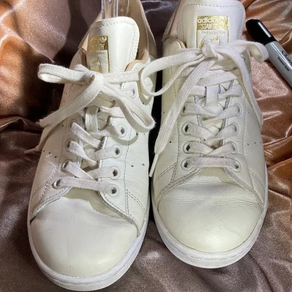 ADIDAS cream colored leather tennis “Stan Smith” shoes. Size 8 us. Box7