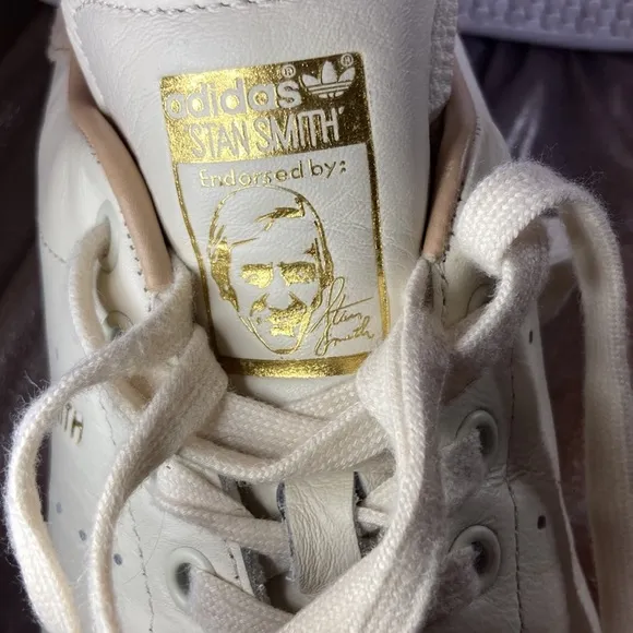 ADIDAS cream colored leather tennis “Stan Smith” shoes. Size 8 us. Box7
