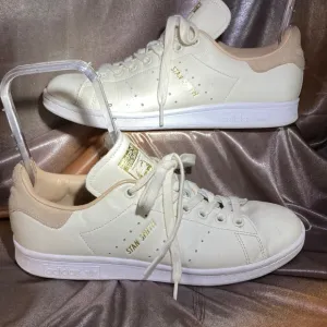 ADIDAS cream colored leather tennis “Stan Smith” shoes. Size 8 us. Box7