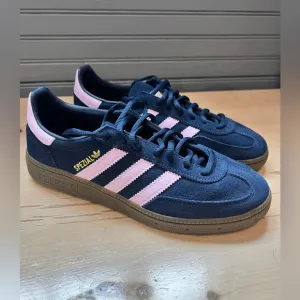 adidas Handball Spezial Athletic Shoe Night Indigo Orchid Fusion Gum  WSize 5.5