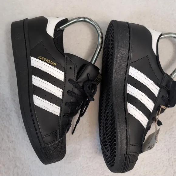 Adidas Superstar EF5394 Black/White Stripes Kids Size 2 Sneakers Tennis Shoes