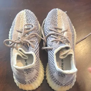 Adidas womens Yeezy Boost 350 V2 - Gray and Cream size 7 ASH PEARL