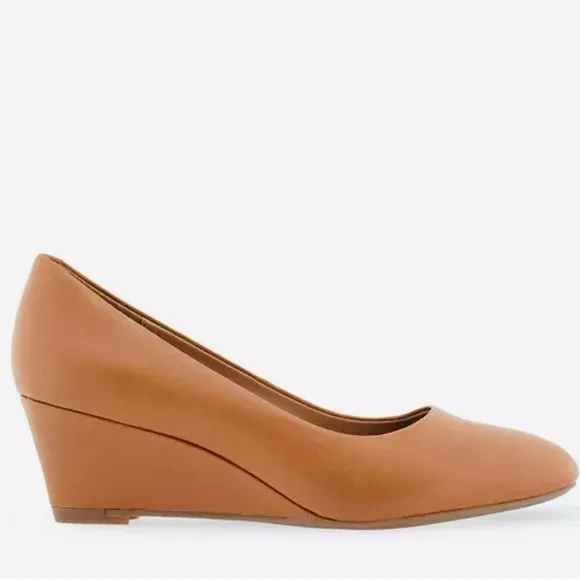 AEROSOLES Women's Iris Slip on Wedge Pump in Light Tan Leather Size 6.5