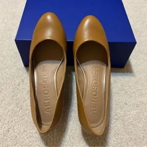 AEROSOLES Women's Iris Slip on Wedge Pump in Light Tan Leather Size 6.5