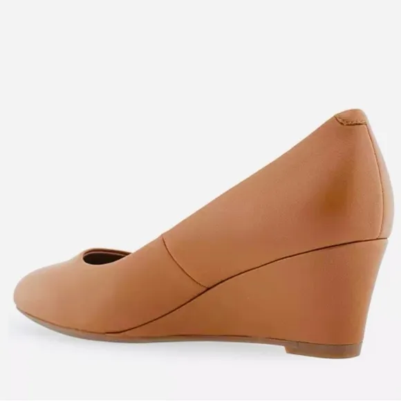 AEROSOLES Women's Iris Slip on Wedge Pump in Light Tan Leather Size 6.5