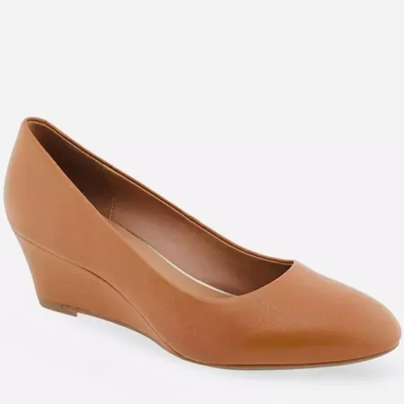 AEROSOLES Women's Iris Slip on Wedge Pump in Light Tan Leather Size 6.5