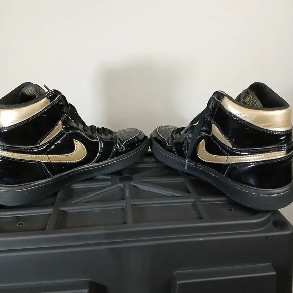 Air Jordan 1 Retro High OG Nike Shoes Black Metallic Gold Shiny Women 6.5 -SH2