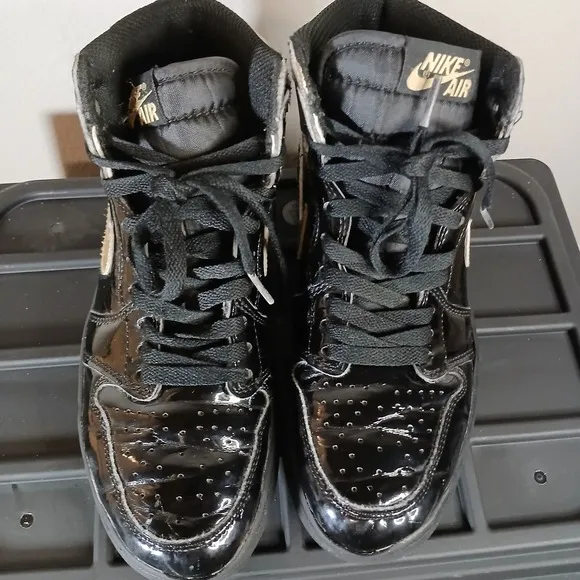 Air Jordan 1 Retro High OG Nike Shoes Black Metallic Gold Shiny Women 6.5 -SH2