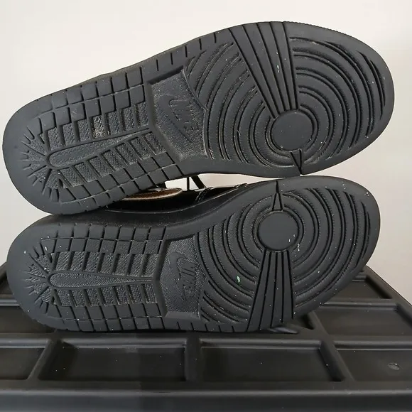 Air Jordan 1 Retro High OG Nike Shoes Black Metallic Gold Shiny Women 6.5 -SH2