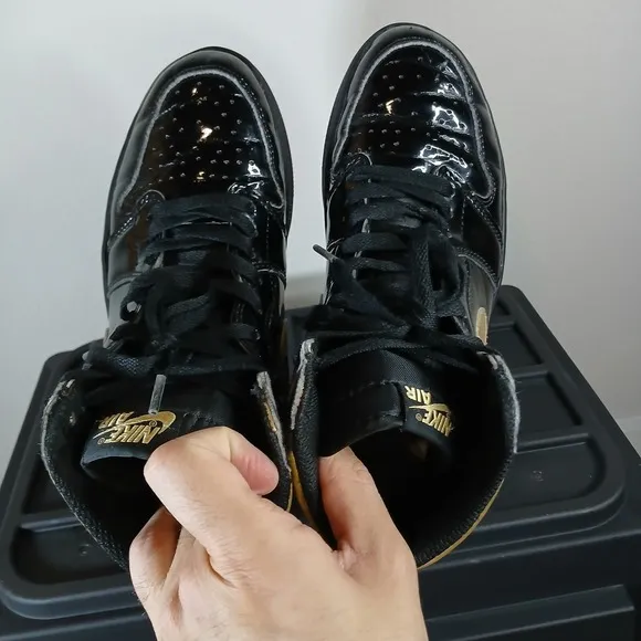 Air Jordan 1 Retro High OG Nike Shoes Black Metallic Gold Shiny Women 6.5 -SH2