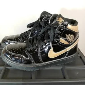 Air Jordan 1 Retro High OG Nike Shoes Black Metallic Gold Shiny Women 6.5 -SH2