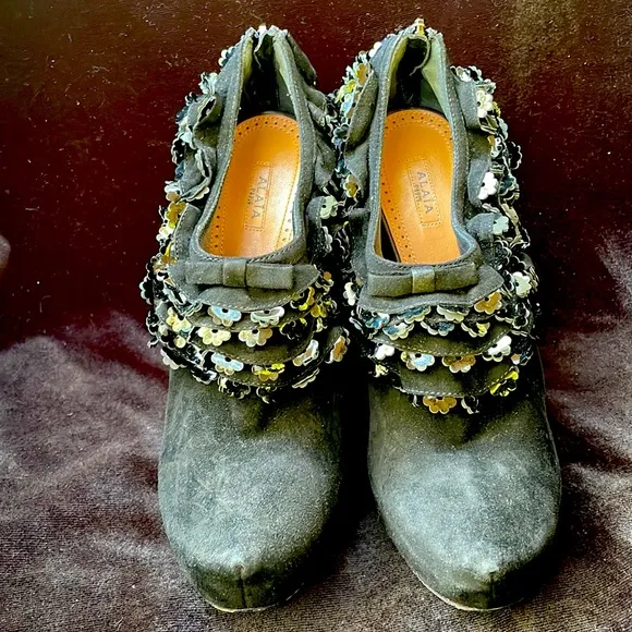 ALAIA PARIS LUXURY BLACK SUEDE FLORAL EMBELLISHED HIGH HEEL PUMPS/SHOES -9 -👠🔥