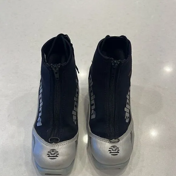 Alpina cross country boots kids youth size? 3.5 4, see measurements nnn binding.