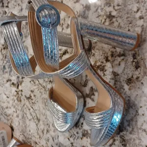 Antonio Melani Camille Metallic Silver Platform Sandals Size 9.5 NEW