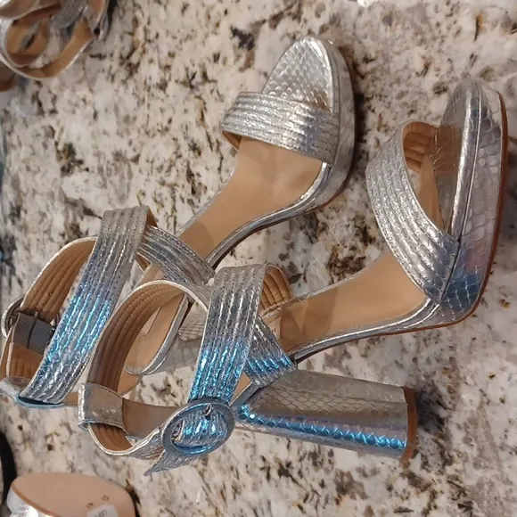 Antonio Melani Camille Metallic Silver Platform Sandals Size 9.5 NEW
