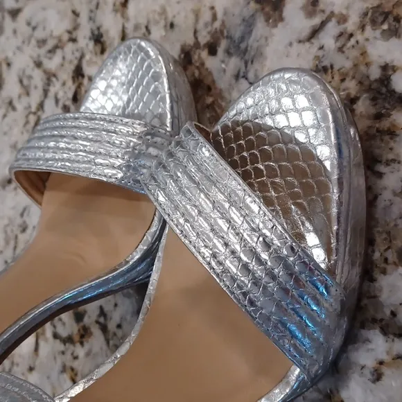 Antonio Melani Camille Metallic Silver Platform Sandals Size 9.5 NEW