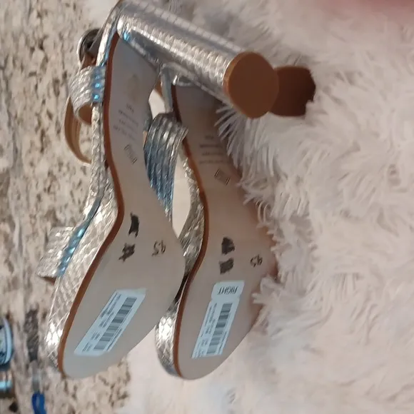 Antonio Melani Camille Metallic Silver Platform Sandals Size 9.5 NEW