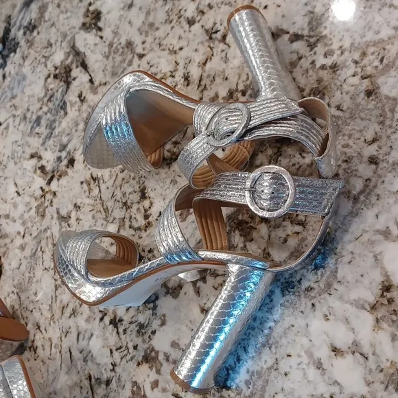 Antonio Melani Camille Metallic Silver Platform Sandals Size 9.5 NEW