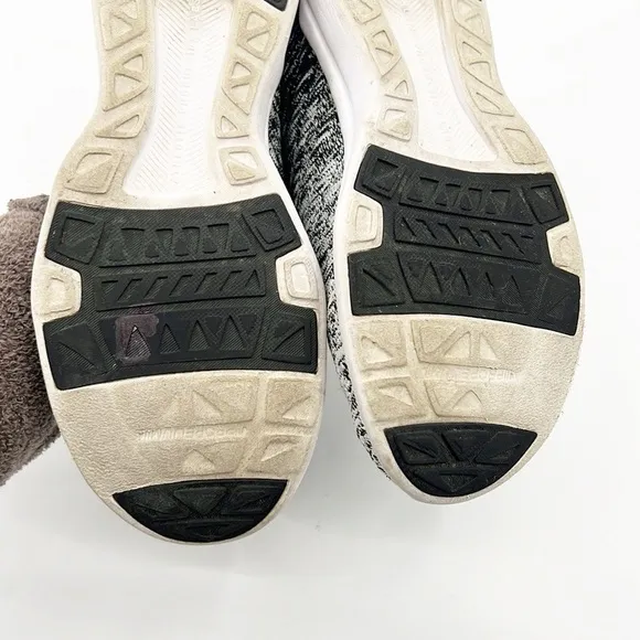 APL TechLoom Wave Running Shoes gray and white space dye size 7.5