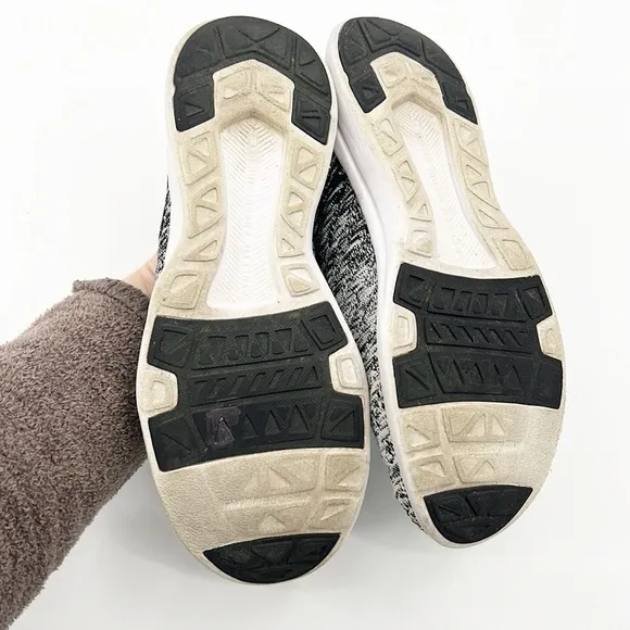 APL TechLoom Wave Running Shoes gray and white space dye size 7.5