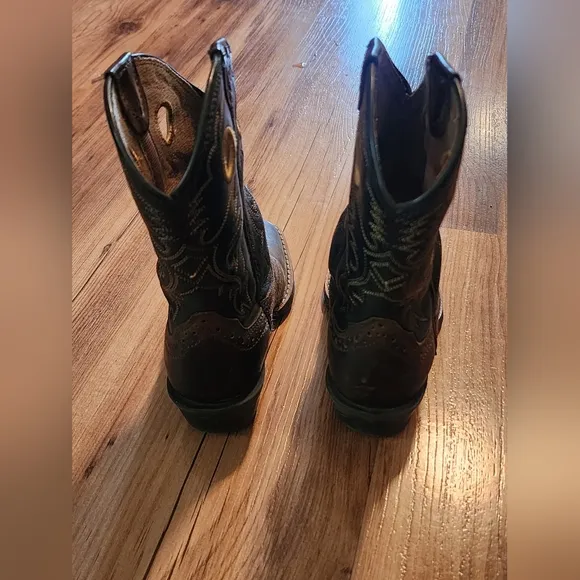 Ariat- Boys Cowboy Boots- Brown, Gently Worn- Size 9 a couple scuff marks.