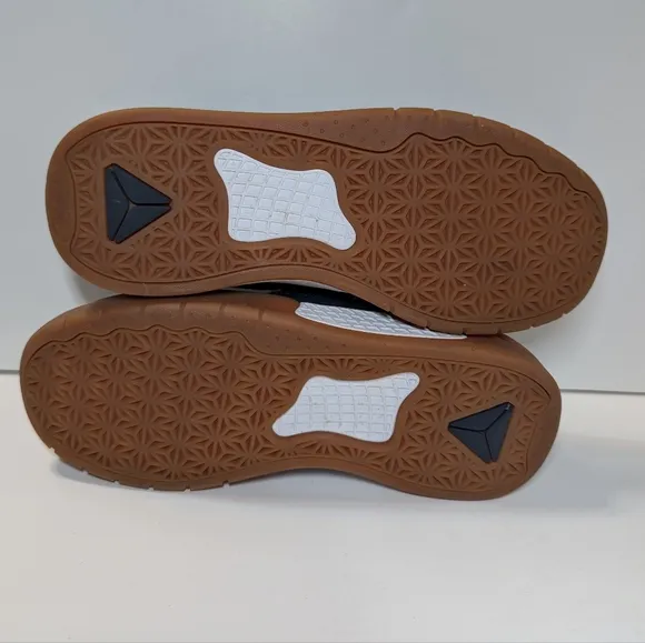 Axion Majik Low Top Skate Shoes Size 5
