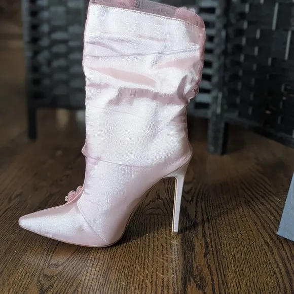 Azalea Wang Elegant Pink Heeled Boots Floral Accents Flowers Feminine Sz 7.5