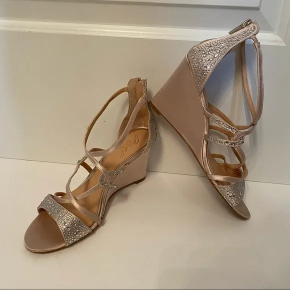 BADGLEY MISCHKA JEWEL SHOES WEDGE TAN FABRIC SATIN CRYSTALS STRAPPY Size 8