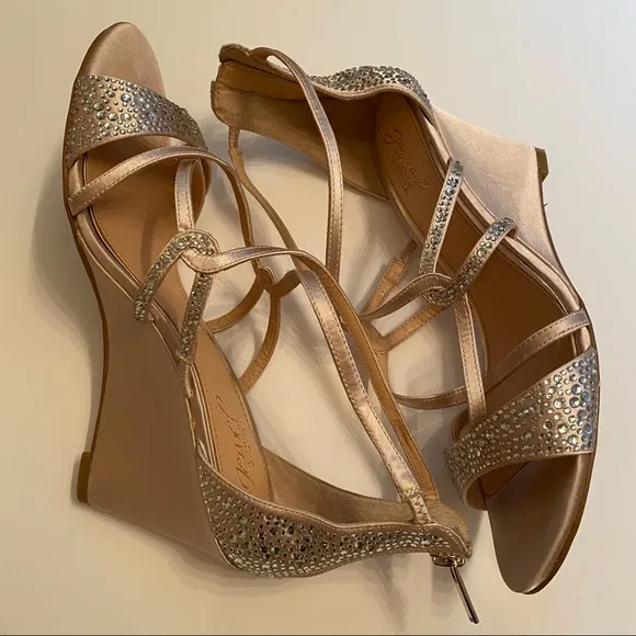 BADGLEY MISCHKA JEWEL SHOES WEDGE TAN FABRIC SATIN CRYSTALS STRAPPY Size 8