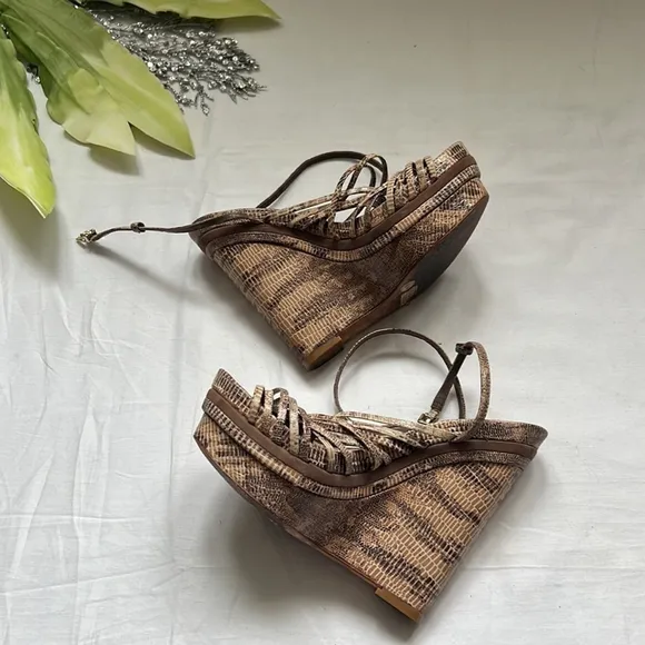 BCBGMAXAZRIA Women’s Laurol Mushroom Printed WEDGE HEELS Strap Shoes Size 6