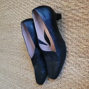 BEAUTIFEEL black leather kitten heels. Comfortable shoes!  Size 39 or 8.5.
