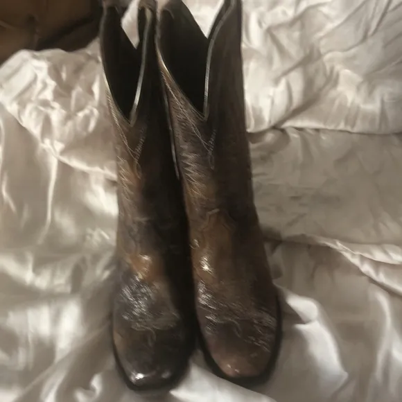 Beautiful Ariat Cowgirl Boots EUC Size 8.5 M