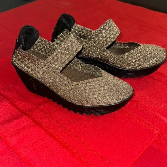 bernie mev. Gold and Black Woven Wedges Size 8.5/9 NOT A SIZE 10 as marked.