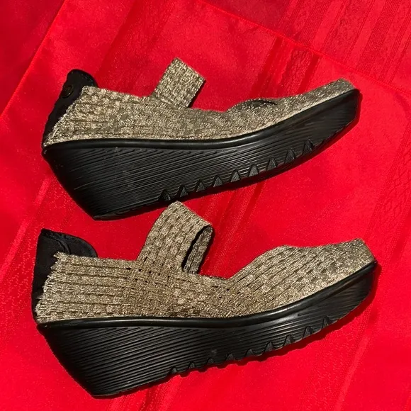 bernie mev. Gold and Black Woven Wedges Size 8.5/9 NOT A SIZE 10 as marked.