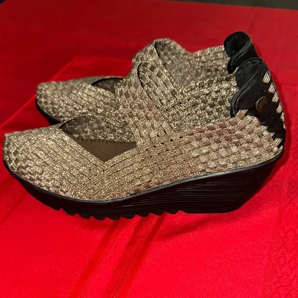 bernie mev. Gold and Black Woven Wedges Size 8.5/9 NOT A SIZE 10 as marked.