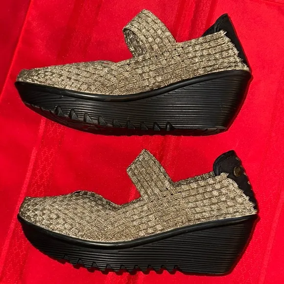 bernie mev. Gold and Black Woven Wedges Size 8.5/9 NOT A SIZE 10 as marked.