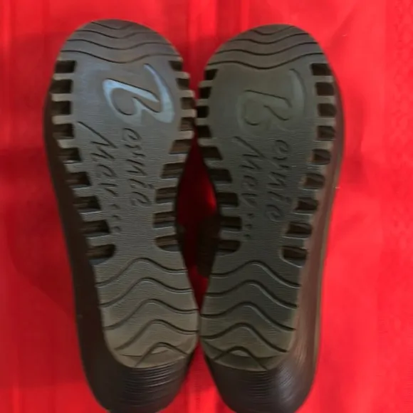 bernie mev. Gold and Black Woven Wedges Size 8.5/9 NOT A SIZE 10 as marked.