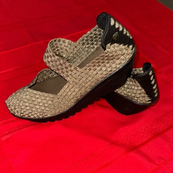 bernie mev. Gold and Black Woven Wedges Size 8.5/9 NOT A SIZE 10 as marked.