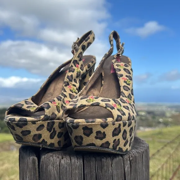 BetseyJohnson Mystify Embroidered Rose Animal Retro open Toe Platform Sandals 9