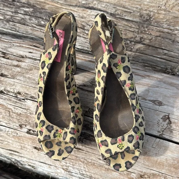 BetseyJohnson Mystify Embroidered Rose Animal Retro open Toe Platform Sandals 9