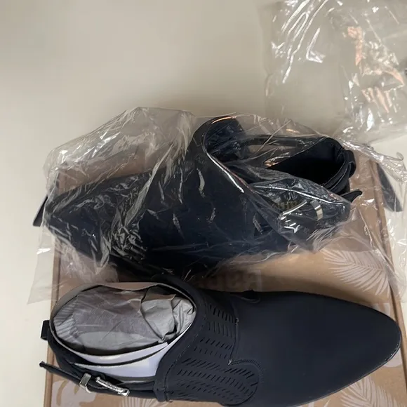 Black boots women’s size 7 brand new never worn and in box