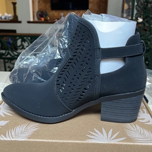 Black boots women’s size 7 brand new never worn and in box