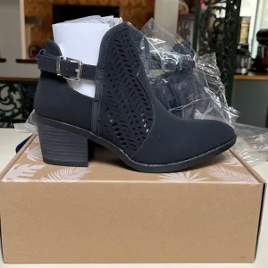 Black boots women’s size 7 brand new never worn and in box