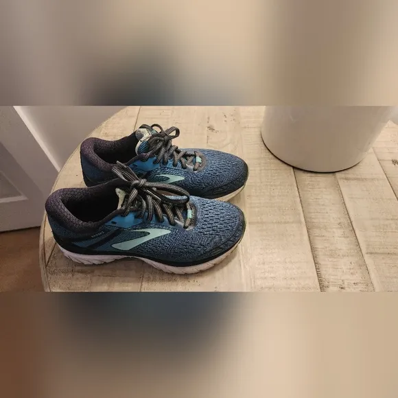 Blue Brooks Adrenaline Gts 18 running shoes women’s Sz 7.5